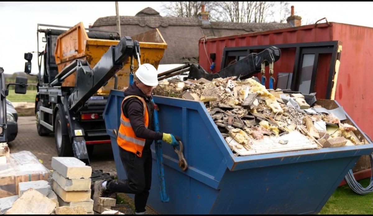 Vairuotojas kabina pilną konteinerį.